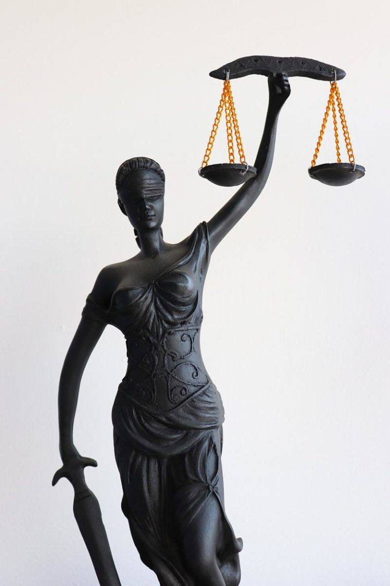 Zatrudnienie adwokata – dlaczego rozważenie tego pomysłu jest rozsądną opcją?