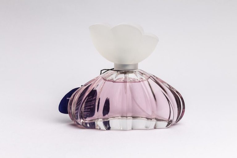 Odkrywanie nut zapachowych i sztuka wyboru zapachu perfum